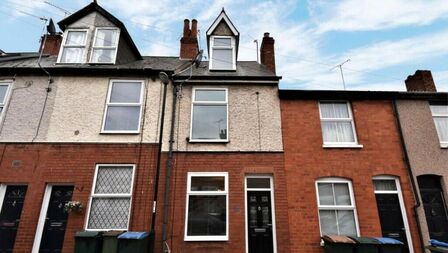 3 bedroom Mid Terrace House to rent
