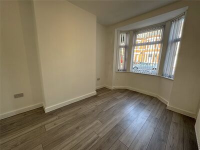 4 bedroom Mid Terrace House to rent