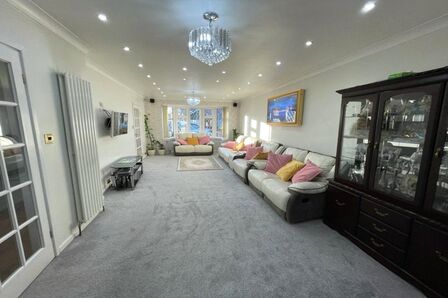 Robert Road, 4 bedroom Semi Detached House to rent, £1,250 pcm