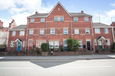 4 bedroom Mid Terrace House to rent