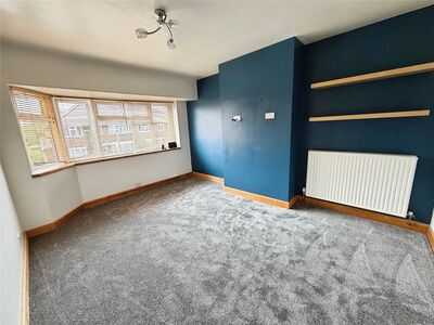Mitchell Road, 3 bedroom Flat to rent, &pound;995 pcm