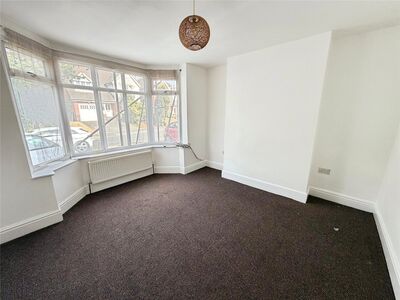 Hurst Road, 3 bedroom Semi Detached House to rent, &pound;1,150 pcm