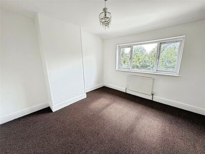 Hurst Road, 3 bedroom Semi Detached House to rent, &pound;1,200 pcm
