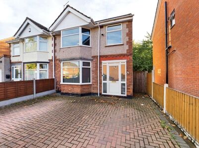 Hurst Road, 3 bedroom Semi Detached House to rent, &pound;1,200 pcm