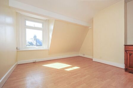 Broadway, 1 bedroom  Flat to rent, £1,250 pcm