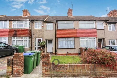 Clovelly Road, 3 bedroom Mid Terrace House to rent, &pound;2,000 pcm