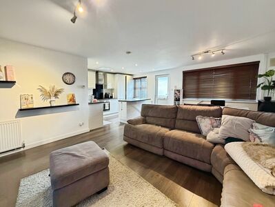 Broadway, 2 bedroom Flat for sale, &pound;220,000