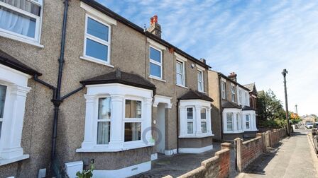 2 bedroom Mid Terrace House to rent