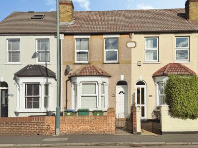 3 bedroom Mid Terrace House for sale