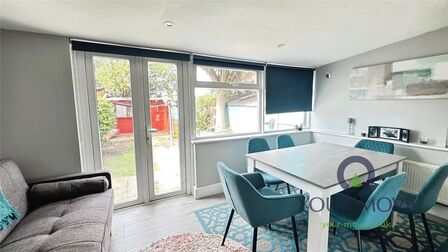 2 bedroom Mid Terrace House to rent