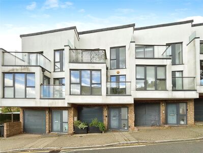 3 bedroom Mid Terrace House for sale