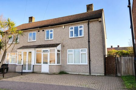 Dursley Close, 3 bedroom Mid Terrace House for sale, &pound;475,000
