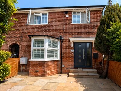 3 bedroom Mid Terrace House for sale