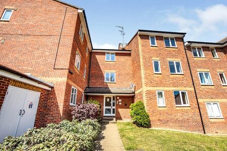 Bernard Ashley Drive, 1 bedroom Flat for sale, &pound;200,000