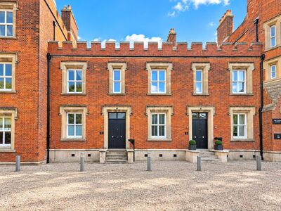 3 bedroom Mid Terrace Flat for sale