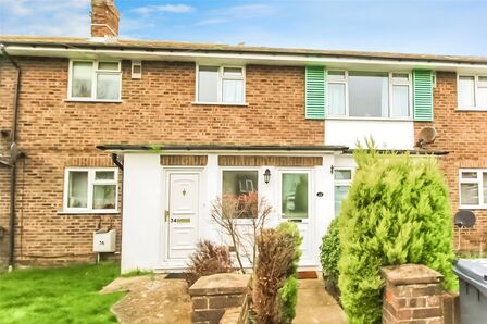 Chesham Close, 2 bedroom Flat to rent, &pound;1,300 pcm