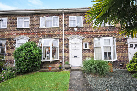 Chiltern Gardens, 3 bedroom Mid Terrace House to rent, £2,250 pcm