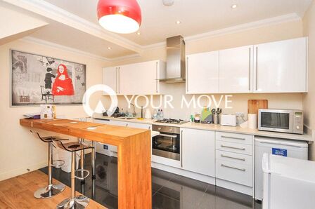 Station Road, 2 bedroom Flat to rent, &pound;1,800 pcm