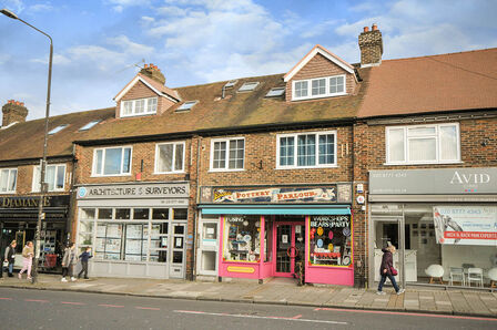 Station Road, 1 bedroom Flat to rent, &pound;1,300 pcm