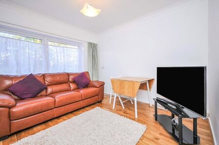Widmore Road, 1 bedroom  Flat for sale, £100,000