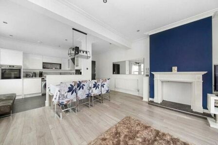 Marlow Road, 2 bedroom  Flat for sale, £375,000