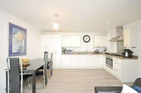Scotts Road, 2 bedroom  Flat for sale, £400,000