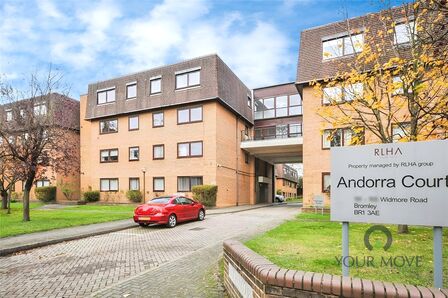 Widmore Road, 1 bedroom  Flat for sale, £100,000