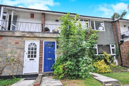 2 bedroom Mid Terrace Flat for sale
