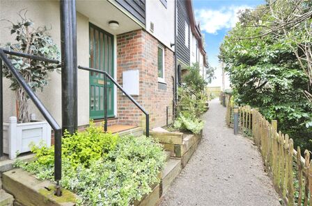 Cedarhurst, 2 bedroom  House to rent, £1,750 pcm