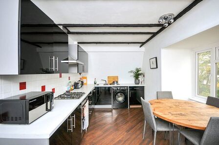 Hammelton Road, 2 bedroom Flat for sale, &pound;300,000
