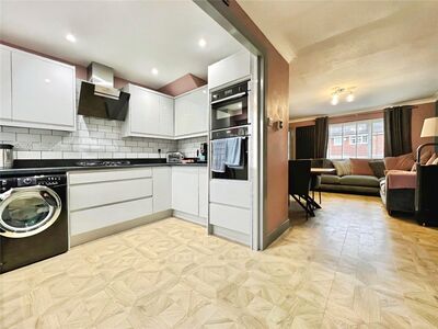 3 bedroom Mid Terrace House for sale