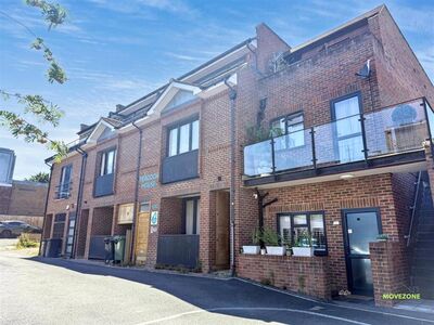 Station Road, 2 bedroom Flat to rent, &pound;1,600 pcm