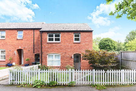 3 bedroom Mid Terrace House to rent
