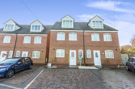 Radnor Close, 4 bedroom Semi Detached House to rent, £1,350 pcm