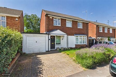 Beech Close, 3 bedroom Detached House to rent, &pound;1,650 pcm