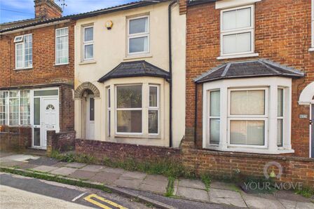 Queens Park, 3 bedroom Mid Terrace House to rent, &pound;1,200 pcm