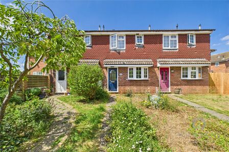 Small Crescent, 2 bedroom Mid Terrace House to rent, £1,200 pcm
