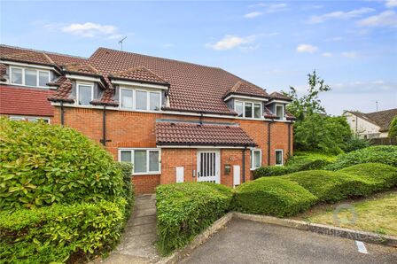 Lenborough Road, 2 bedroom  Flat for sale, £190,000