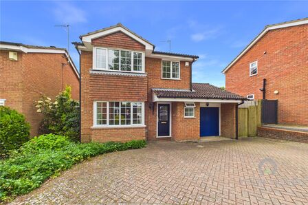 Lark Close, 4 bedroom Detached House to rent, &pound;2,000 pcm