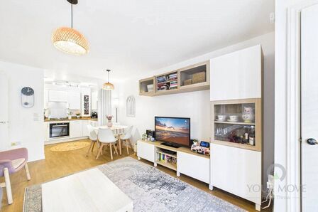 Foundry Drive, 2 bedroom Flat for sale, &pound;210,000