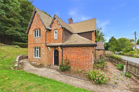 Main Road, 3 bedroom Semi Detached House to rent, &pound;1,650 pcm
