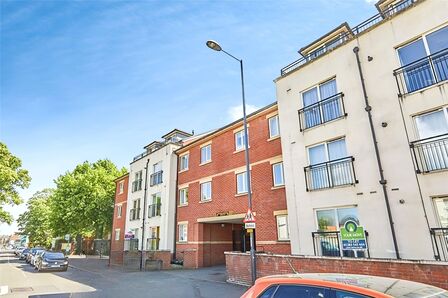 Ashbourne Road, 2 bedroom  Flat to rent, £825 pcm