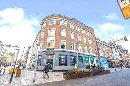 Station Street, 2 bedroom Flat to rent, &pound;775 pcm