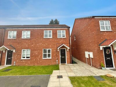 Saffron Close, 3 bedroom Semi Detached House to rent, &pound;1,050 pcm