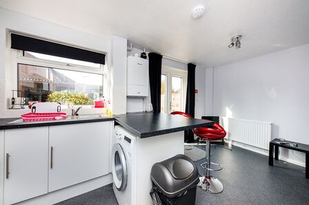 Bishops Way, 3 bedroom End Terrace House to rent, £1,450 pcm