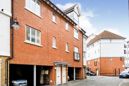 Drying Shed Lane, 4 bedroom Mid Terrace House to rent, £2,250 pcm