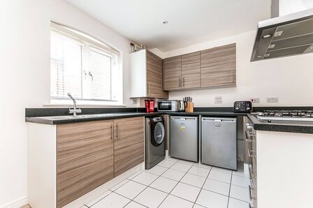 Drying Shed Lane, 4 bedroom Mid Terrace House to rent, &pound;2,250 pcm