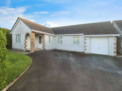 Bartles Court, 4 bedroom Detached Bungalow to rent, £1,400 pcm