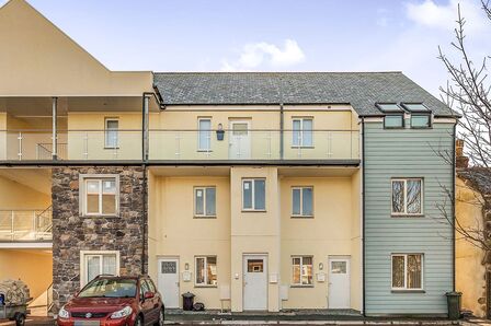 Chapel Walk Mews North Parade, 3 bedroom Flat to rent, &pound;1,100 pcm