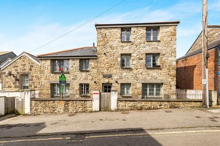 High Street, 1 bedroom Flat to rent, &pound;750 pcm